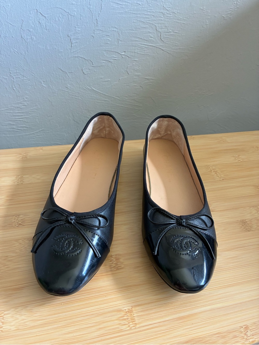 CHANEL BALLET FLATS
 
Lambskin & Patent Calfskin 
Black Size 39